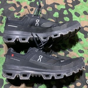 On Cloud Mens Size 9 Cloudventure Waterproof Black Hiking Shoes